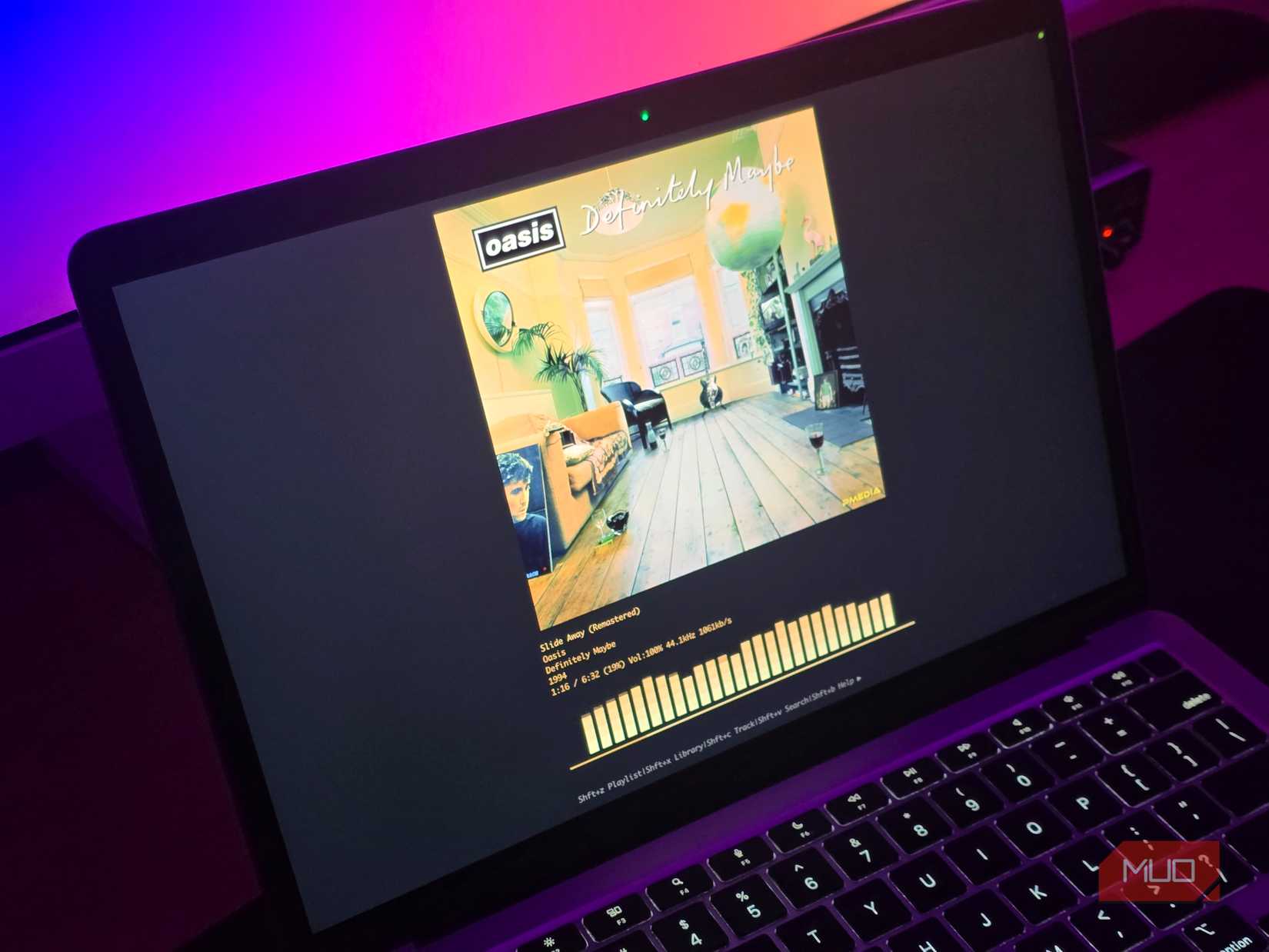 Kew playing an Oasis song