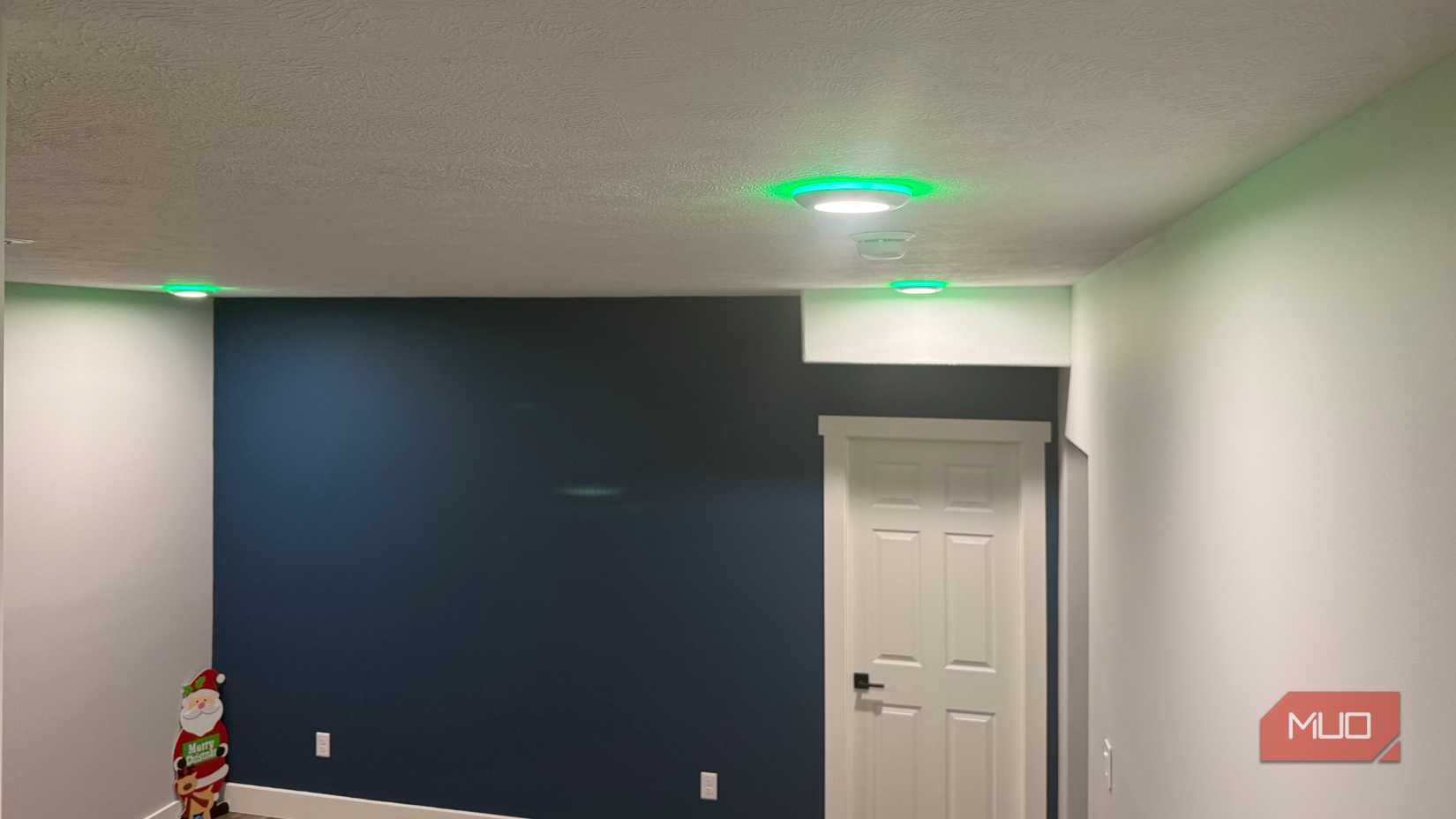 3 green white lumary can lights on