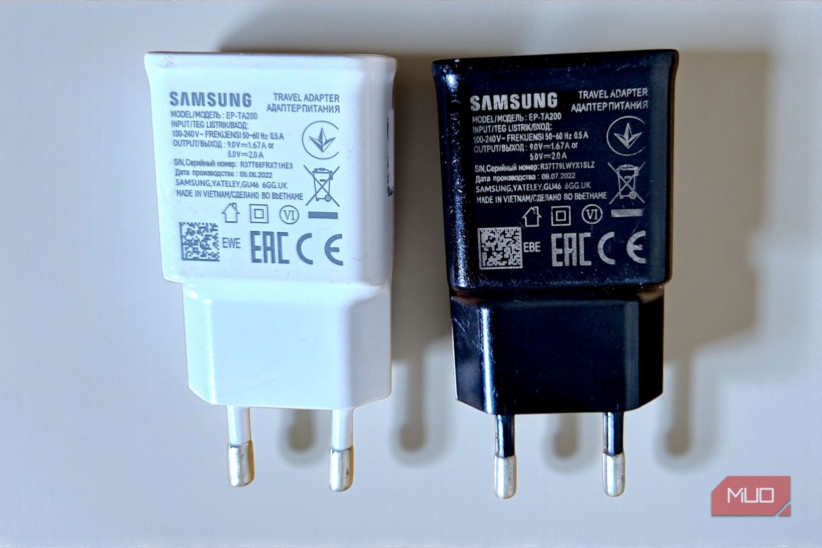 دو آداپتور سفر سامسونگ EP‑TA200 سفید و سیاه در نمای کنار هم.