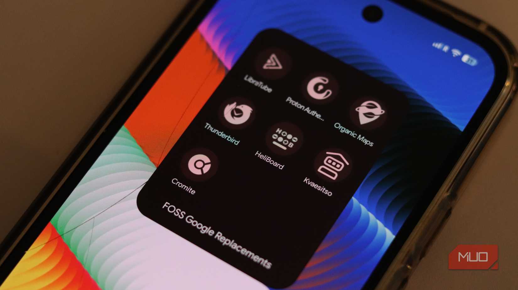 Teléfono Android con aplicaciones de reemplazo FOSS para los servicios de Google.