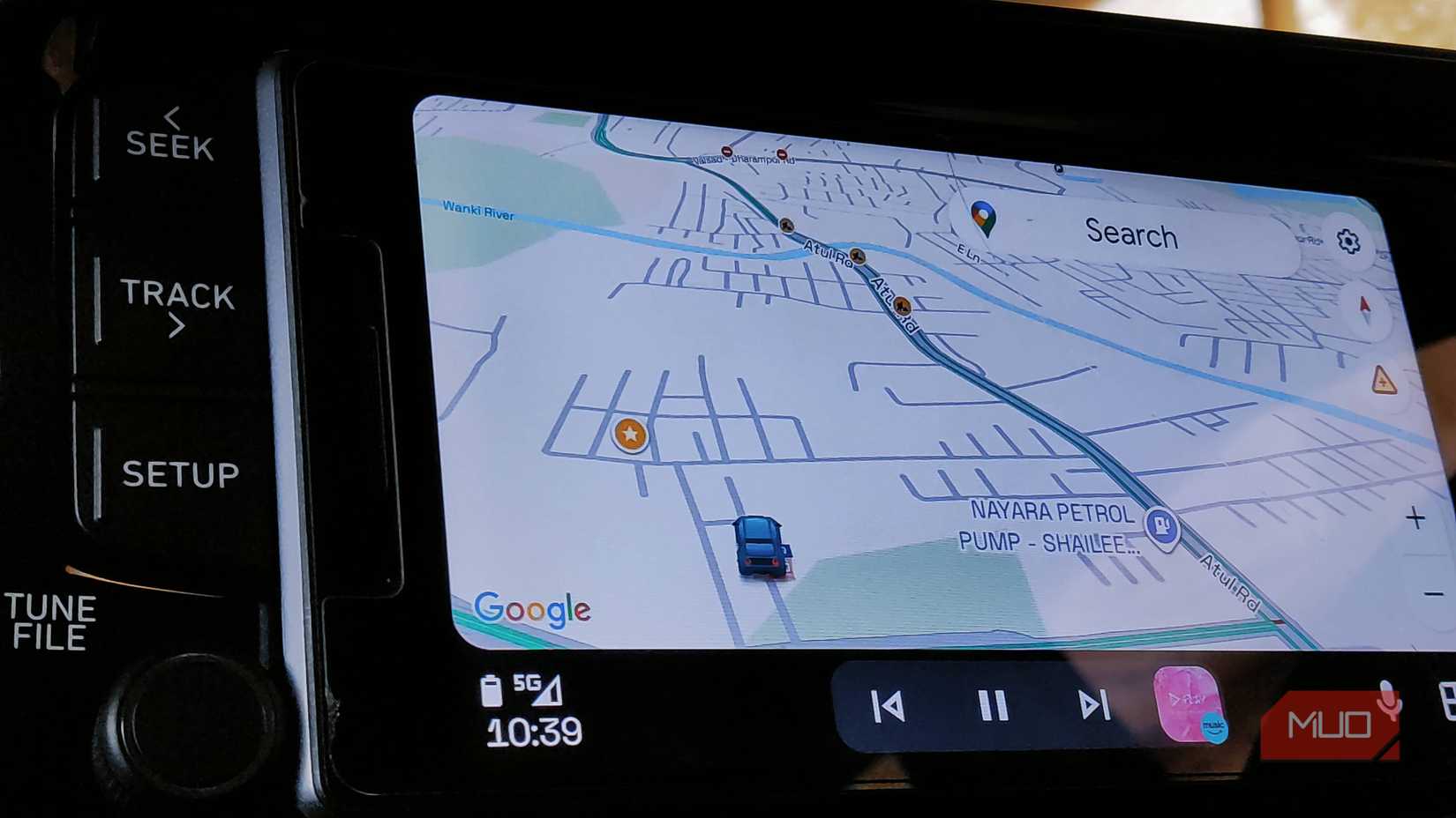Tableta Android con Android Auto en el salpicadero del coche.