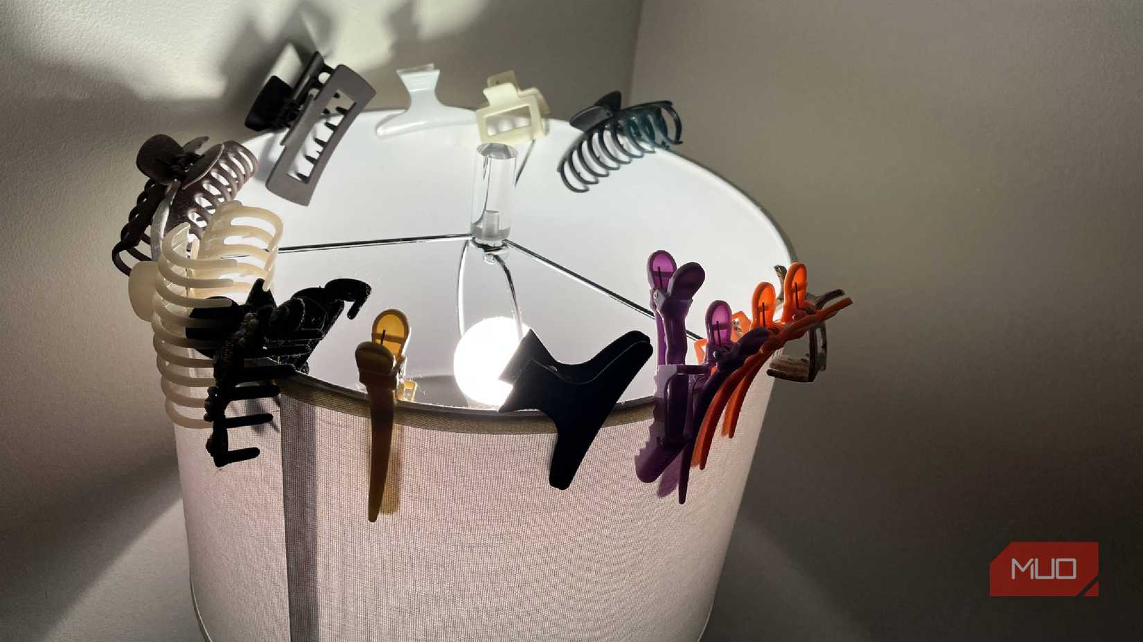 مصباح حوله مشابك شعر وبداخله مصباح ذكي