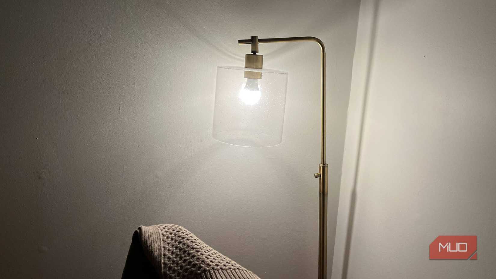 مصباح ذكي في مصباح فوق كرسي