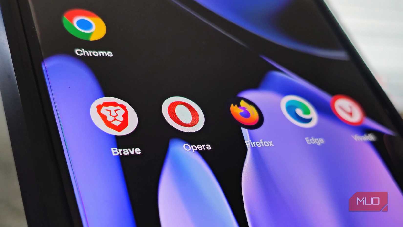 Android home screen with multiple browsers.