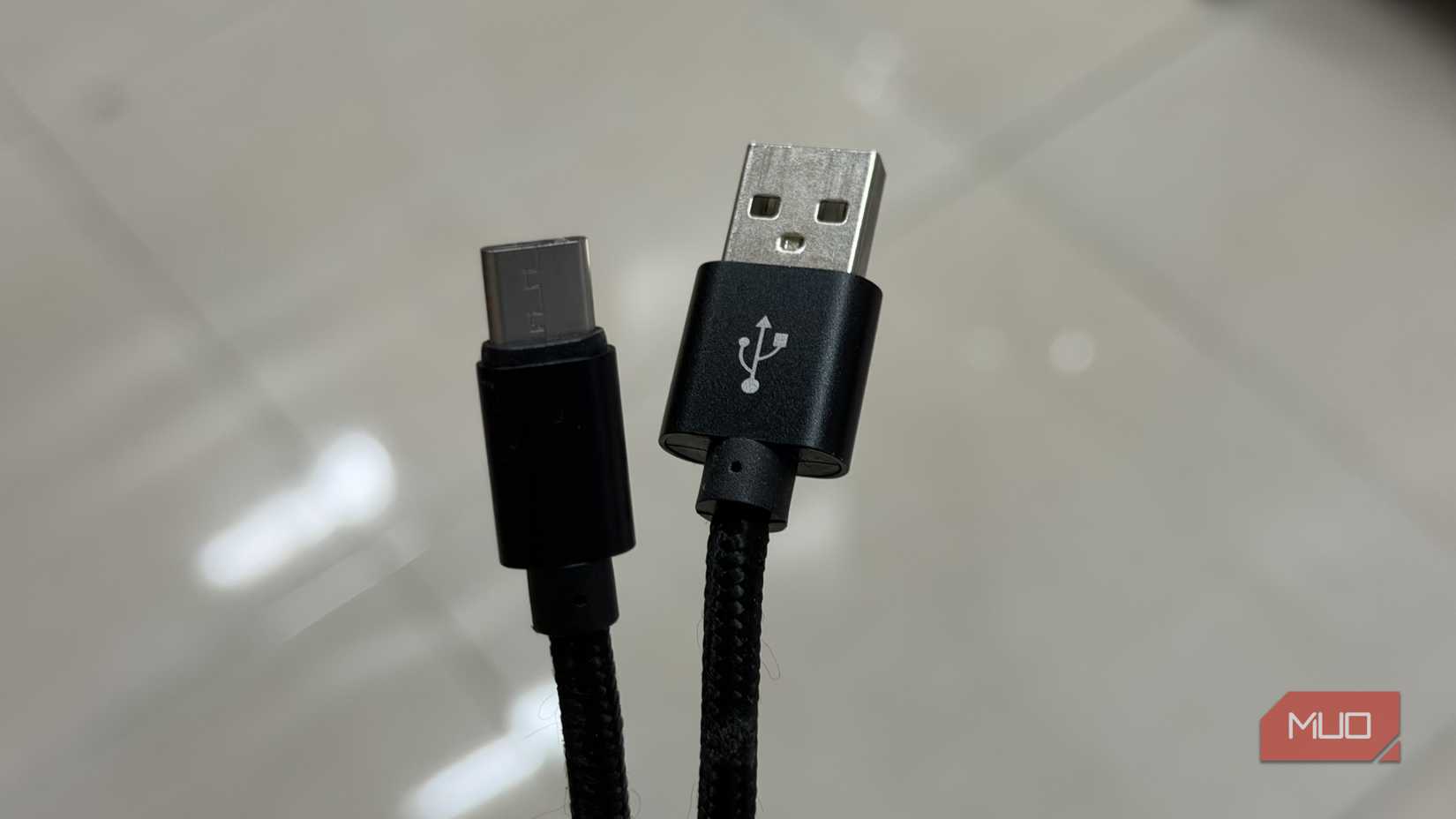 نگاهش نزدیک از یک کابل USB-A به USB-C