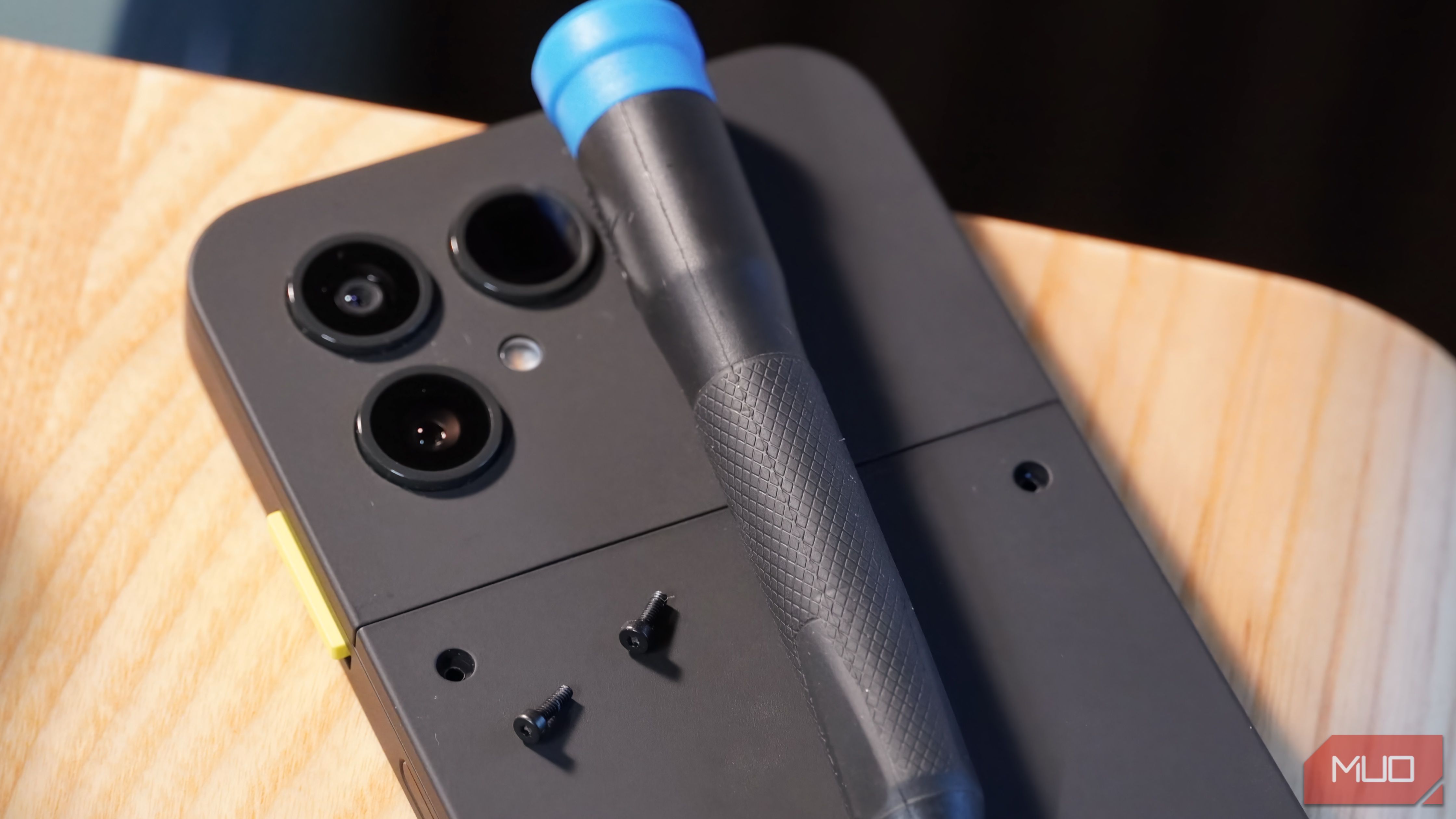 Removing the rear screws on the Fairphone 6.