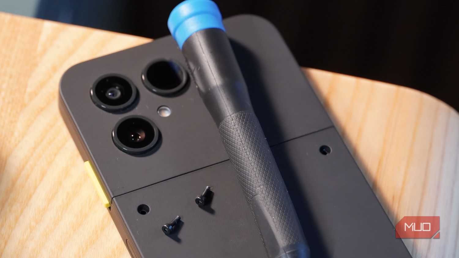 Removing the rear screws on the Fairphone 6.