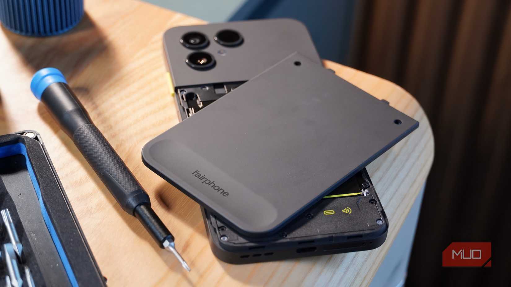 Fairphone 6 مع إزالة اللوحة الخلفية.
