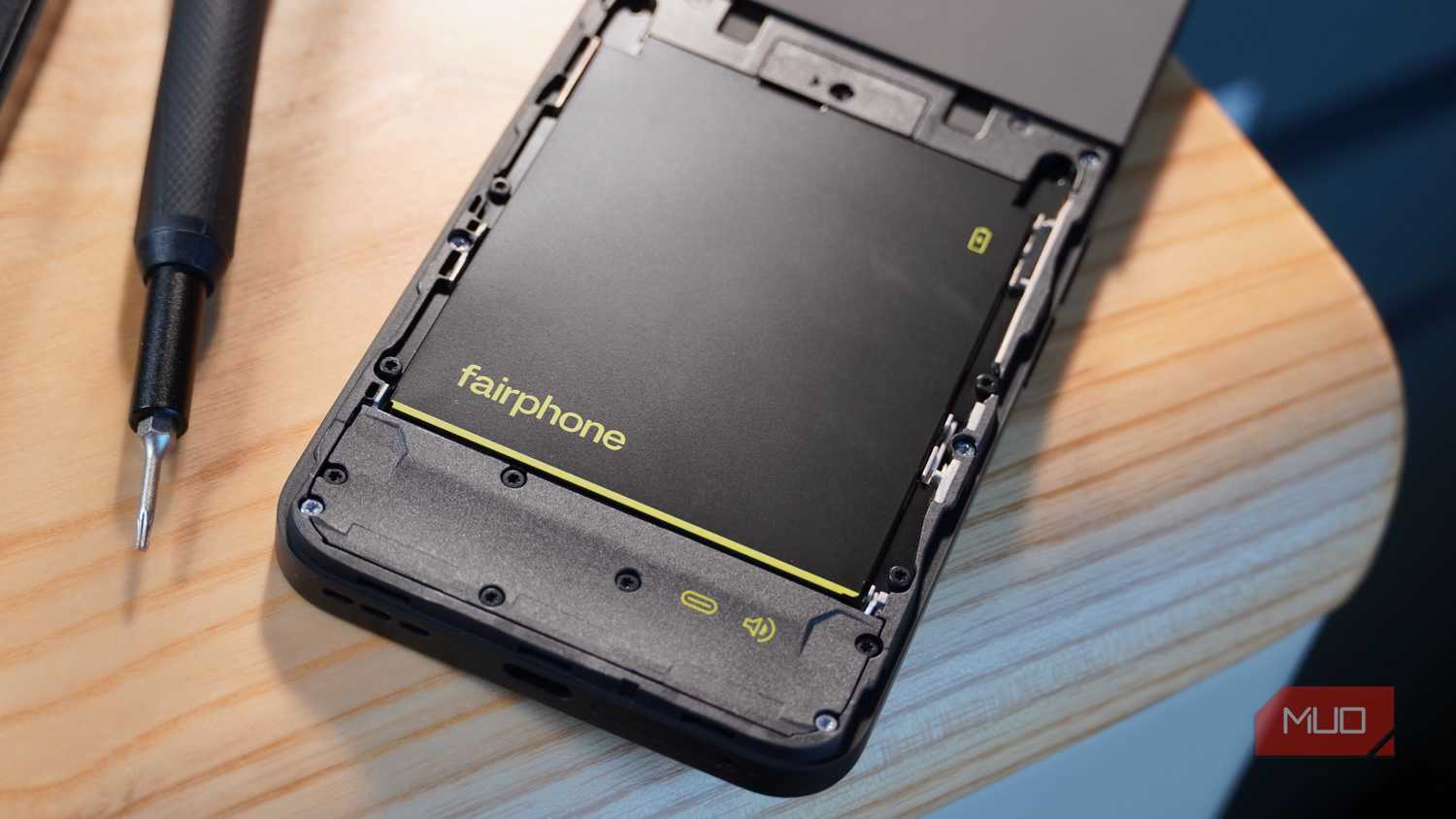 The battery on the Fairphone 6.