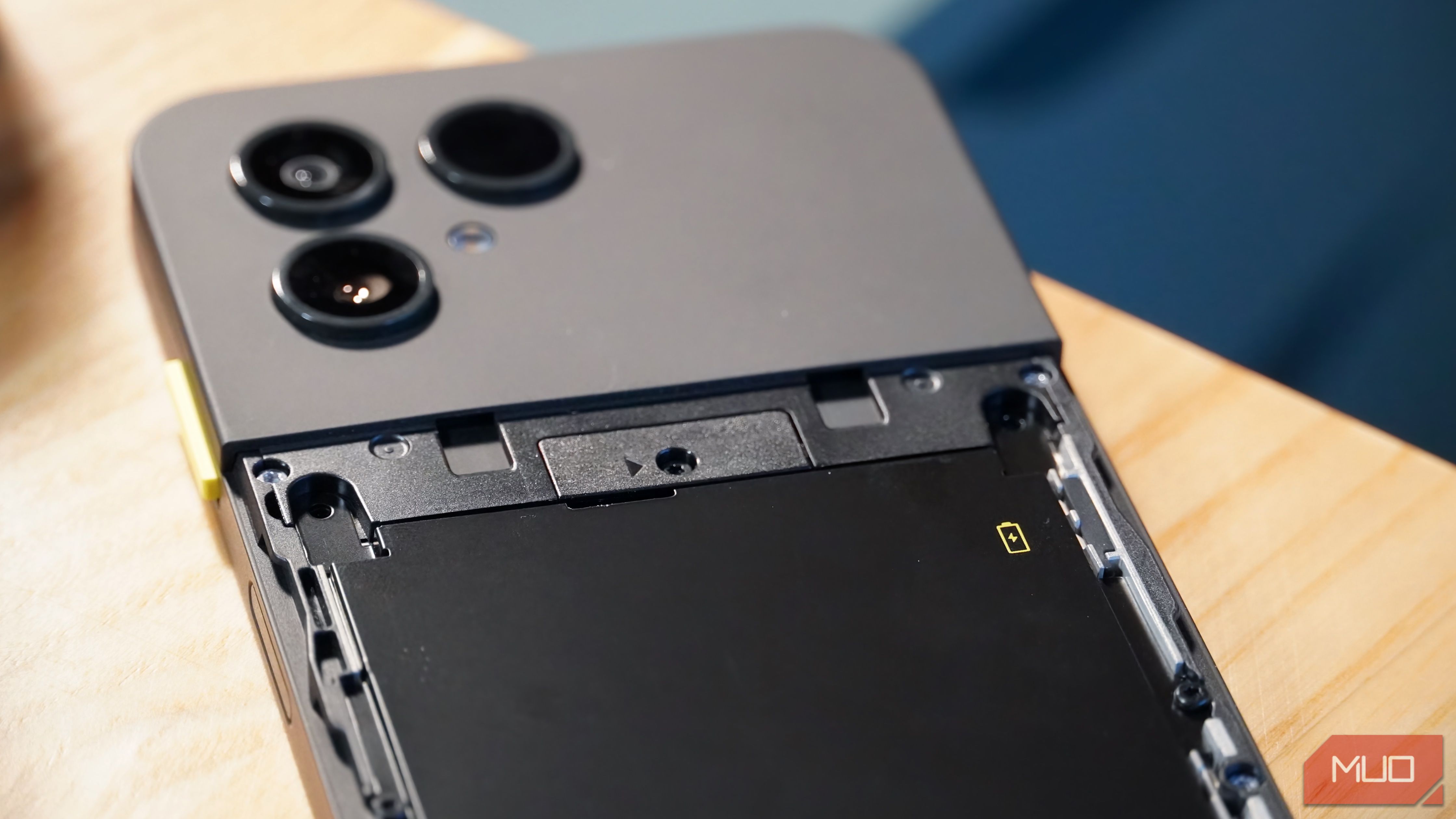 The top battery screws inside the Fairphone 6.