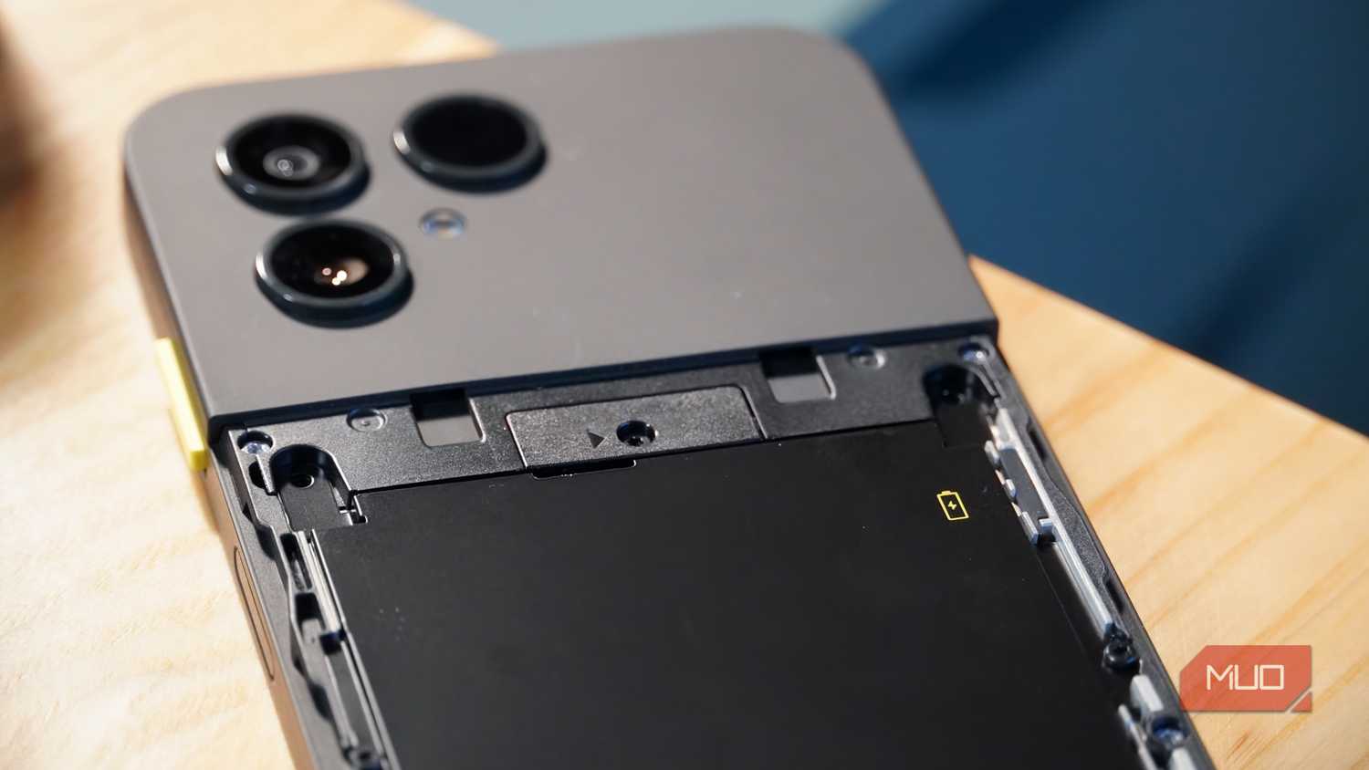 The top battery screws inside the Fairphone 6.