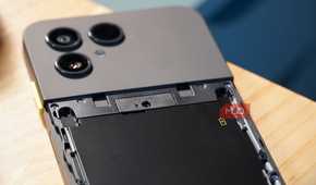 The top battery screws inside the Fairphone 6.