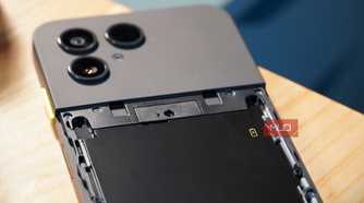 The top battery screws inside the Fairphone 6.