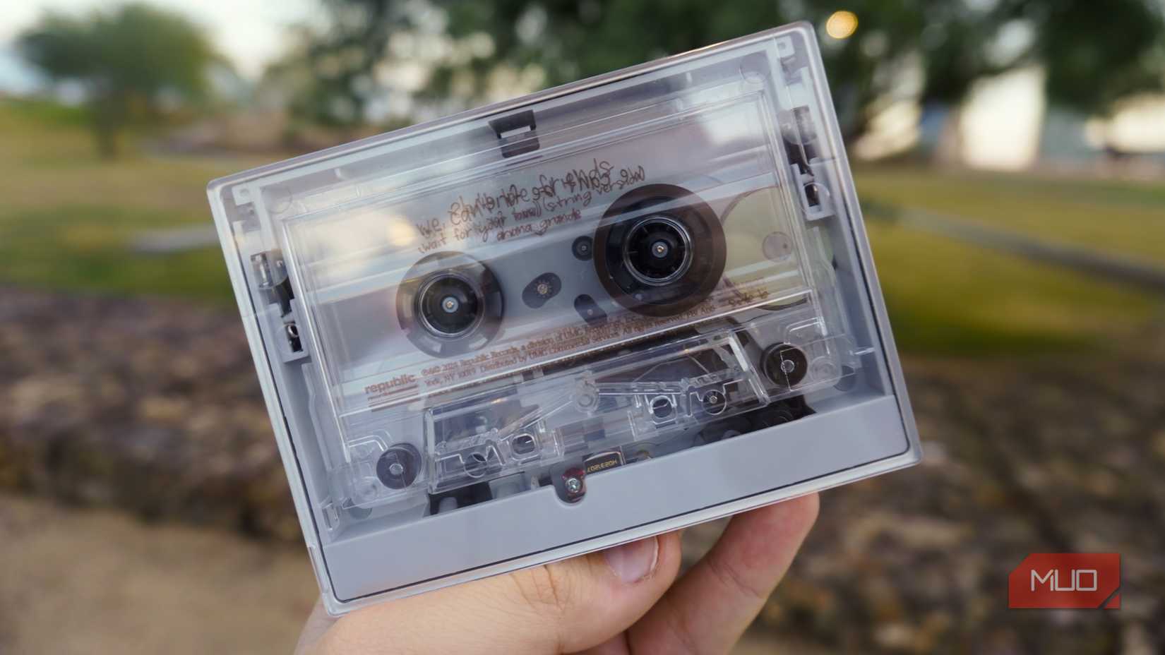 El Fiio CP13 con un casete transparente en su interior.