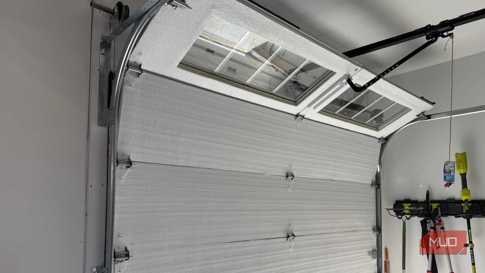 Paneles de puertas de garaje completamente aislados con apertura de ventanas.