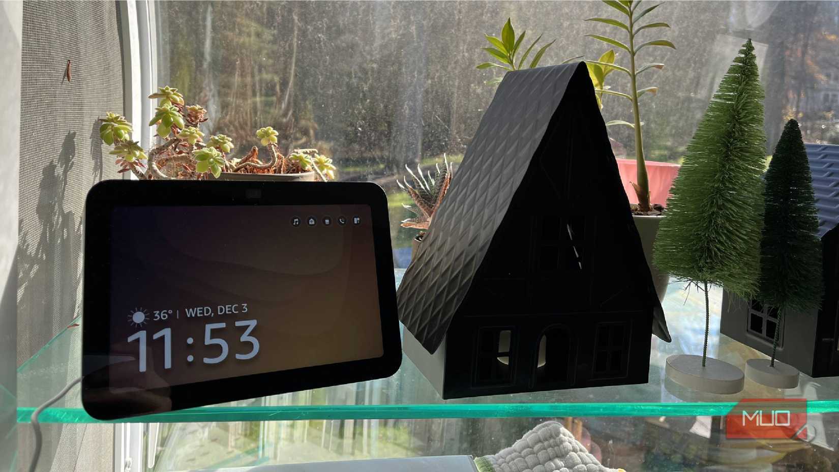 Amazon Echo Show 8 di samping beberapa dekorasi