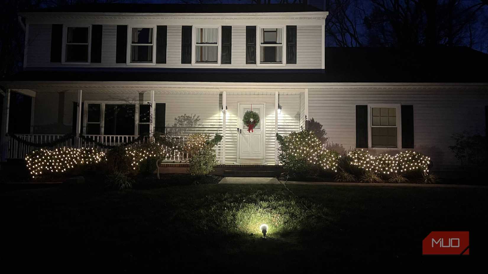 Una casa con luces navideñas en el patio delantero.