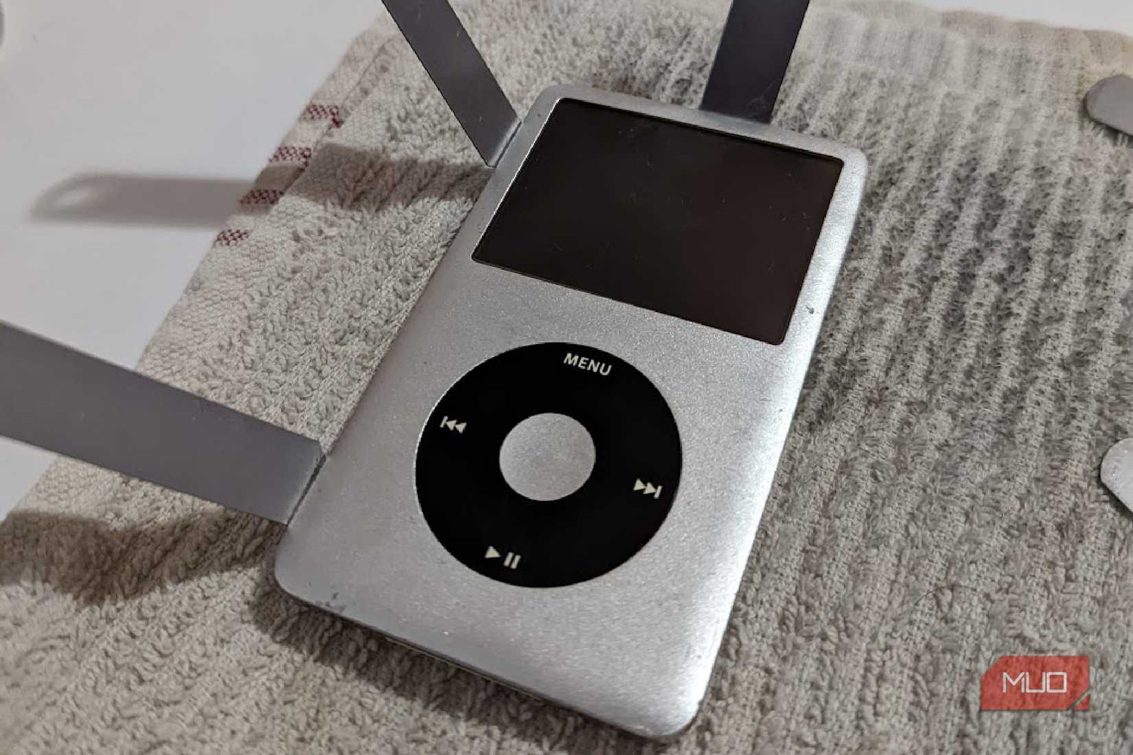 Attempting to open the iPod 6th generation with metal tools