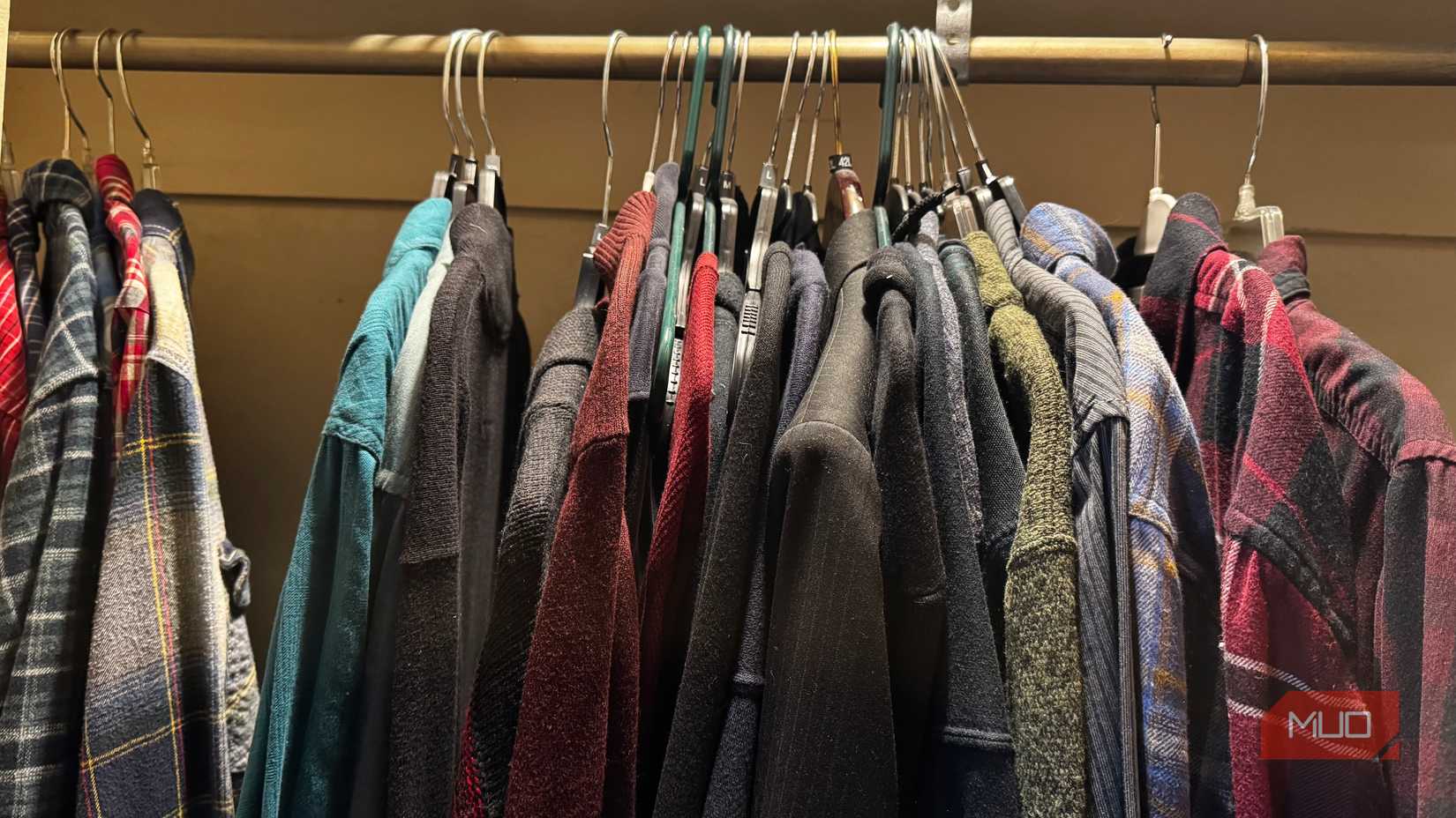 Camisas de hombre en un armario