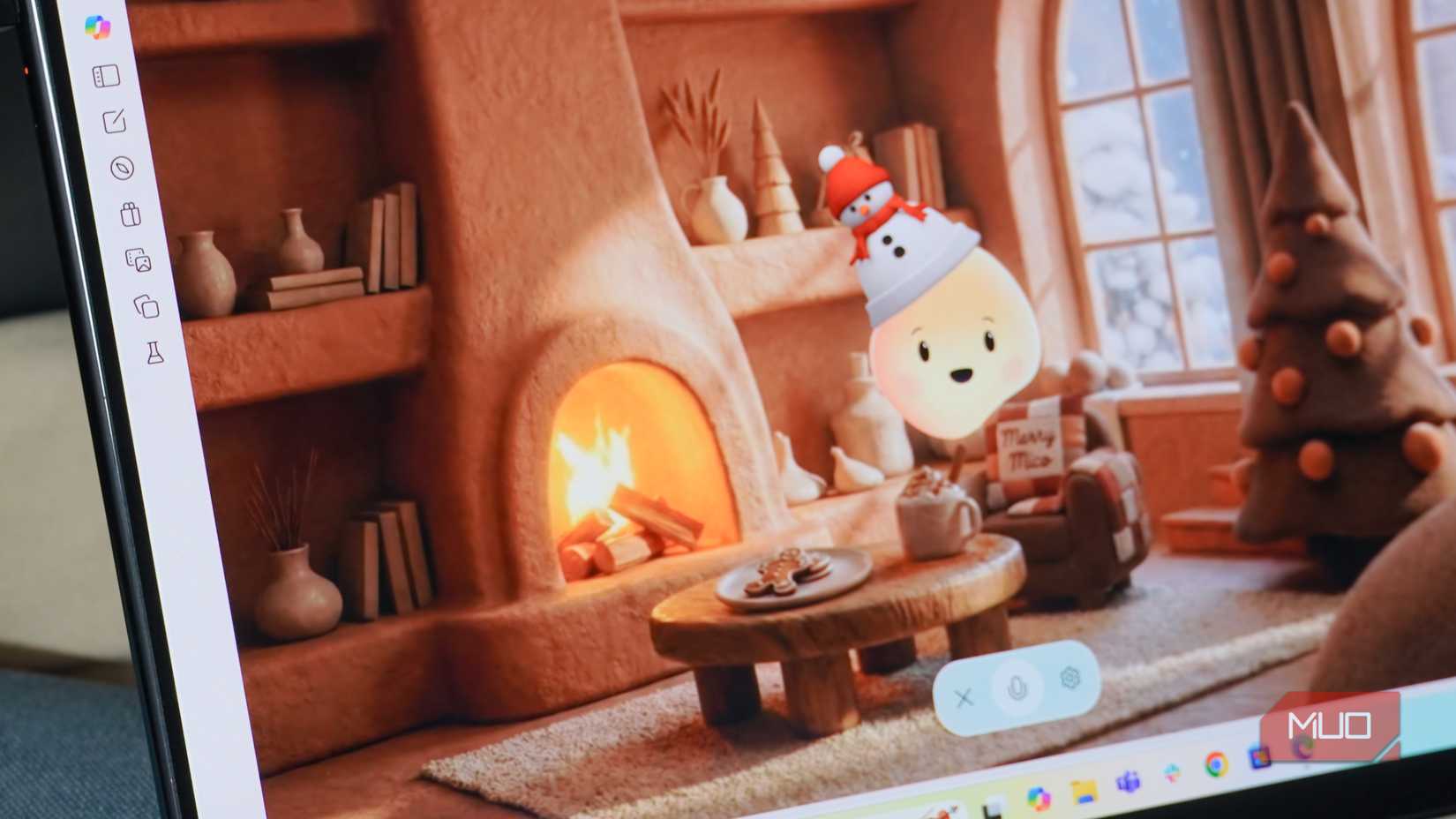 Miko একটি ক্রিসমাস টুপি পরেছেন.