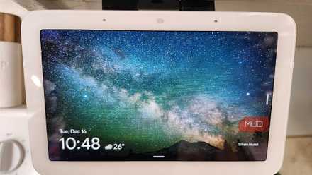 என் சமையலறையில் உள்ள Nest Hub, 3D அச்சிடப்பட்ட ஸ்டாண்டுடன் கூடிய கேபினட்டில் இருந்து தொங்குகிறது