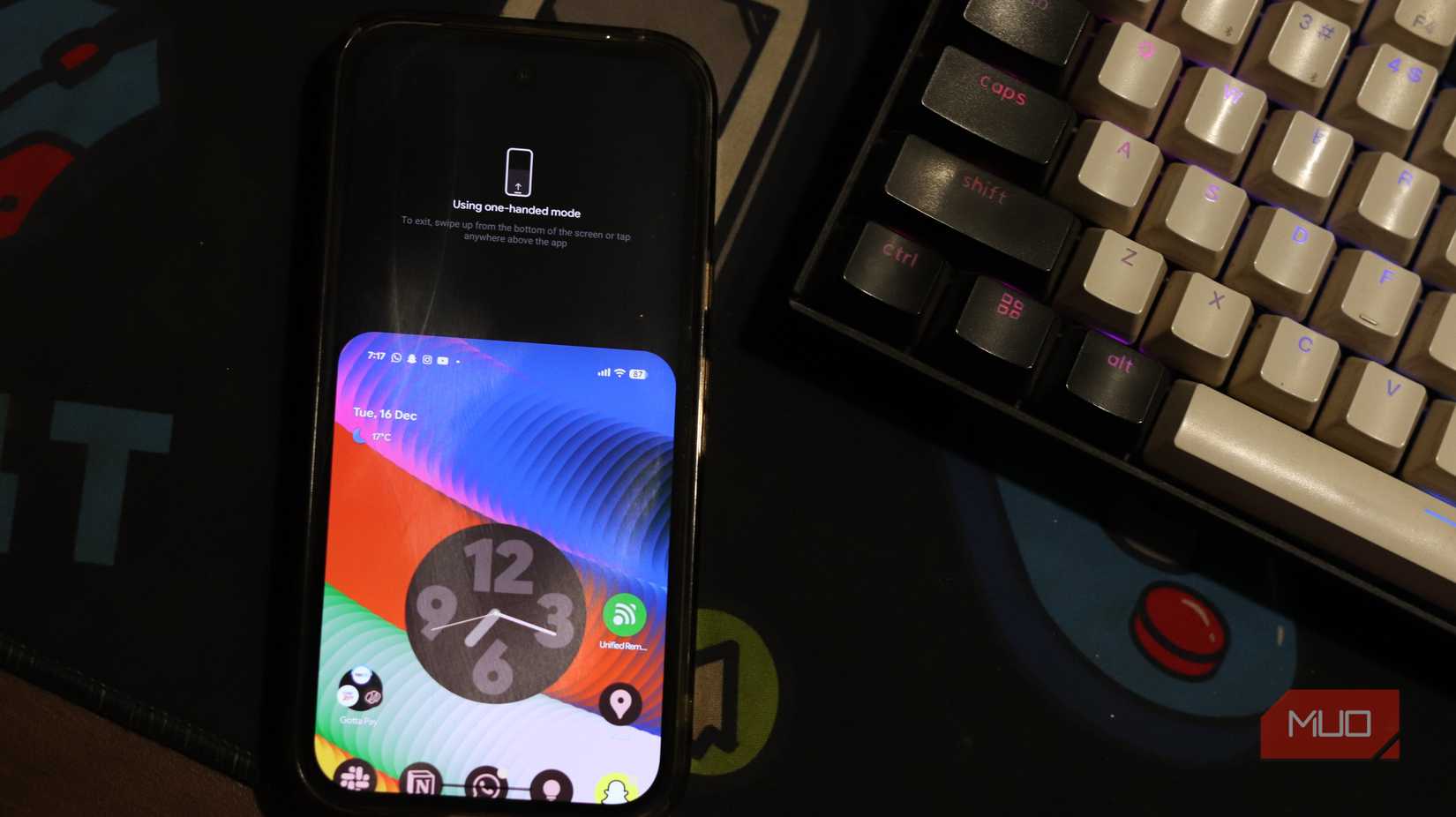 Modo con una mano ejecutándose en Pixel 9a.