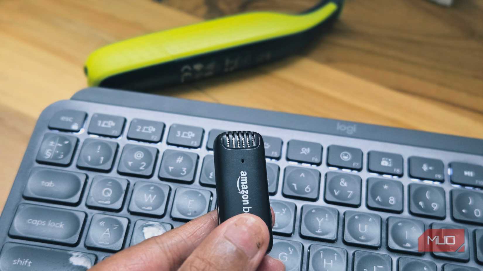 Persona sosteniendo un mouse inalámbrico Amazon Basic