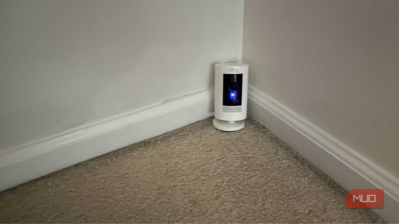 Una cámara Ring sobre una alfombra
