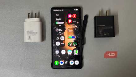 携帯電話の隣にある Samsung 25W 充電器と 45W 充電器の比較