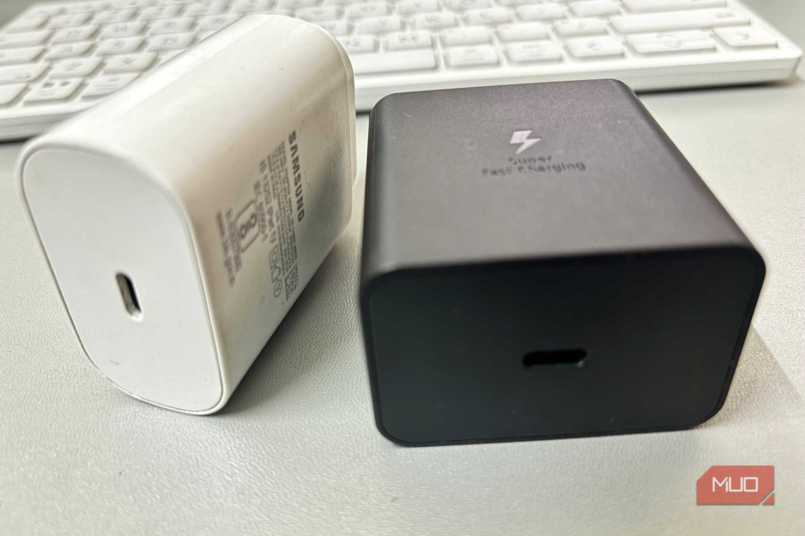 Comparación del tamaño del cargador Samsung de 25 W frente a 45 W