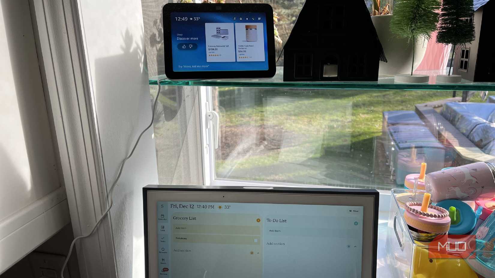 یک Echo Show 8 آمازون بالای تقویم Skylight