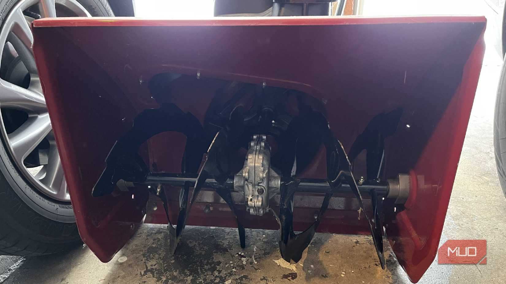 La parte delantera de las palas de un quitanieves.