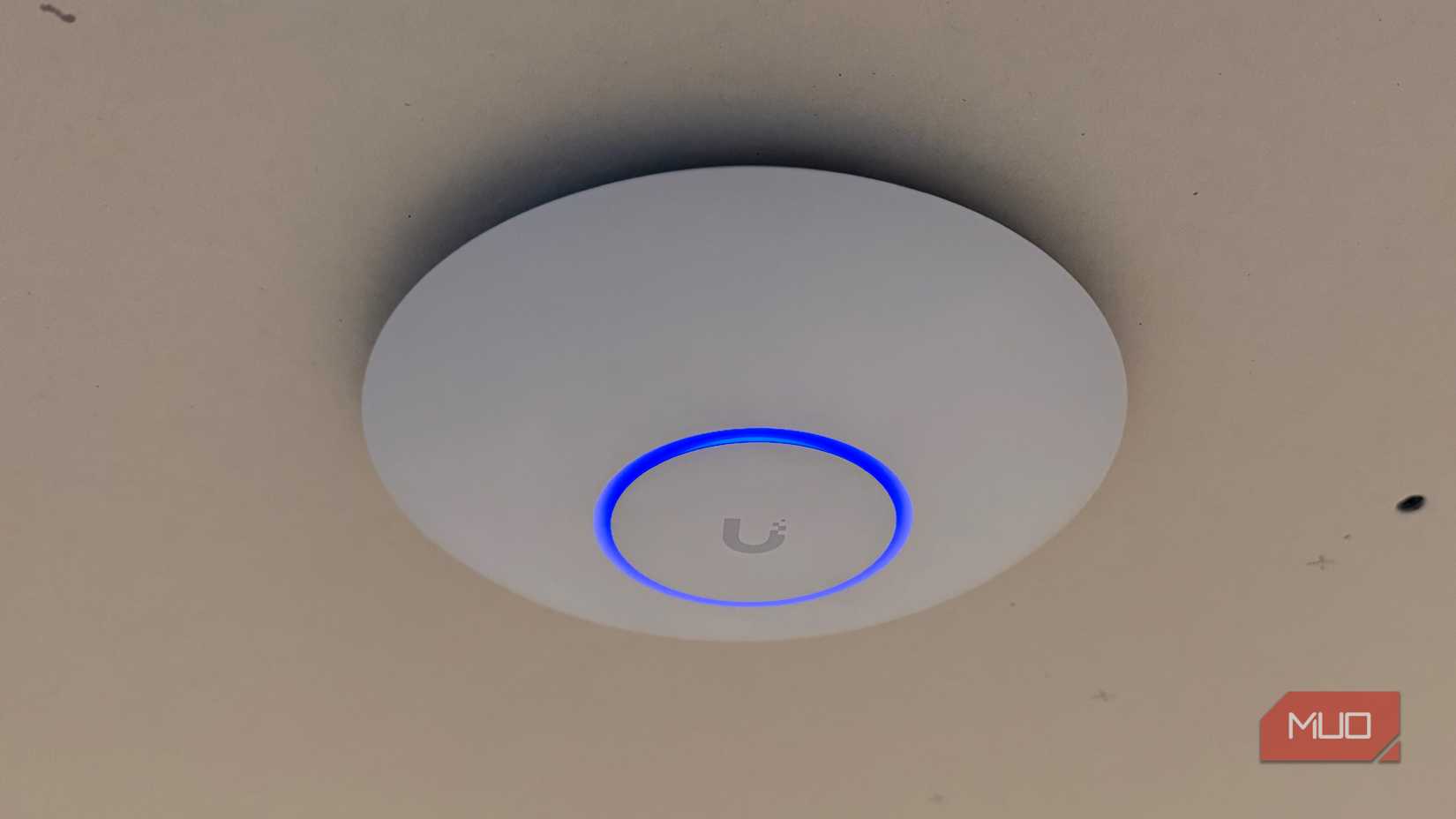 unifi ubiquiti access point mounted on ceiling