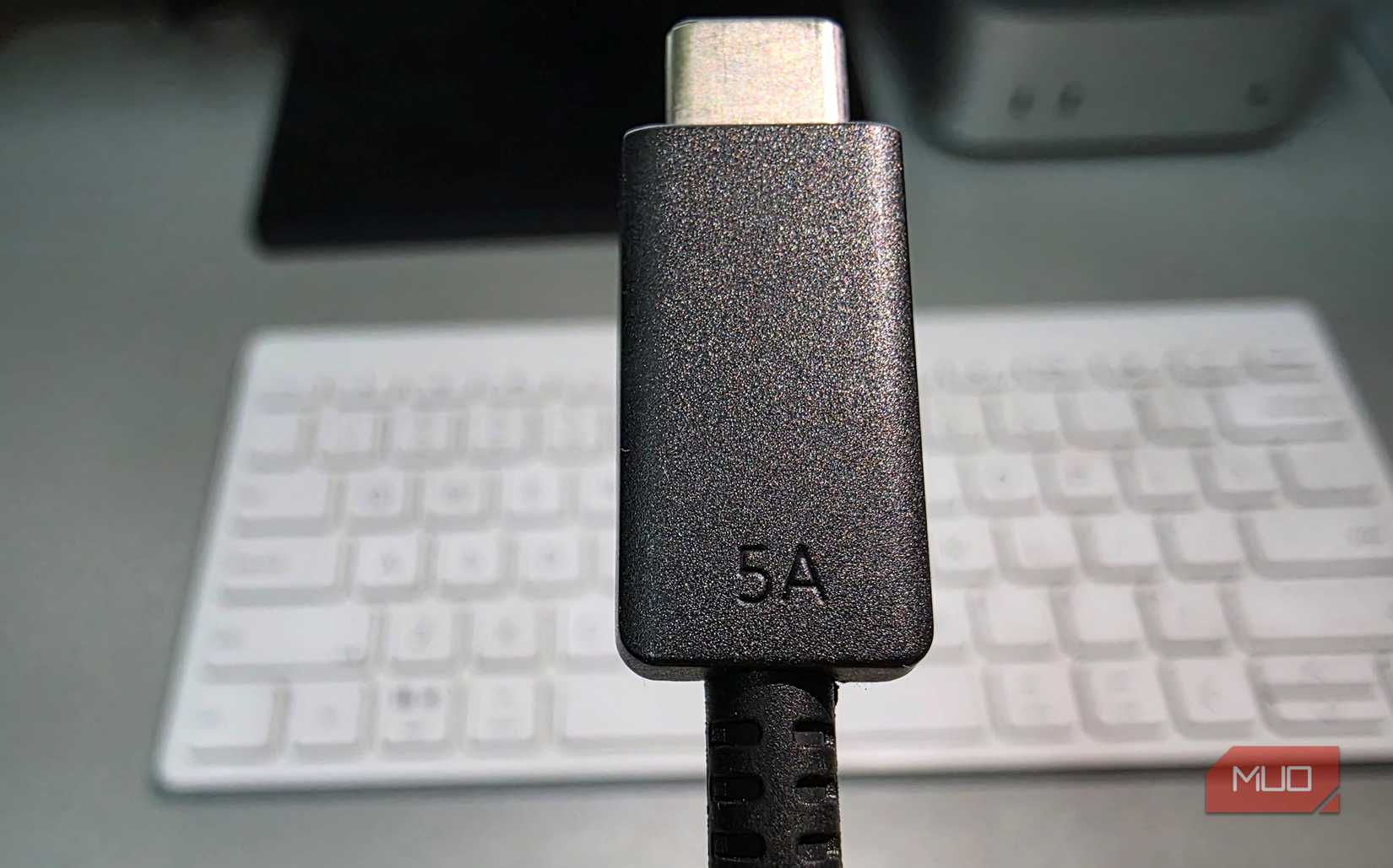 Cable USB-C marcado 5A para carga rápida.