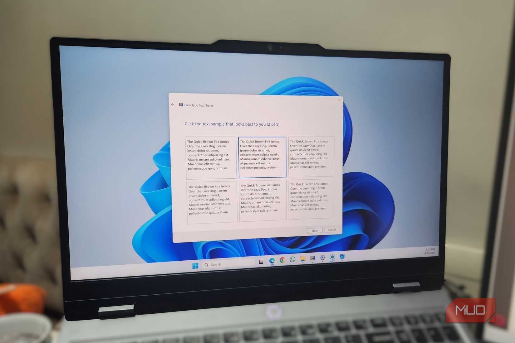 Ноутбук с ОС Windows, на котором отображается приложение ClearType