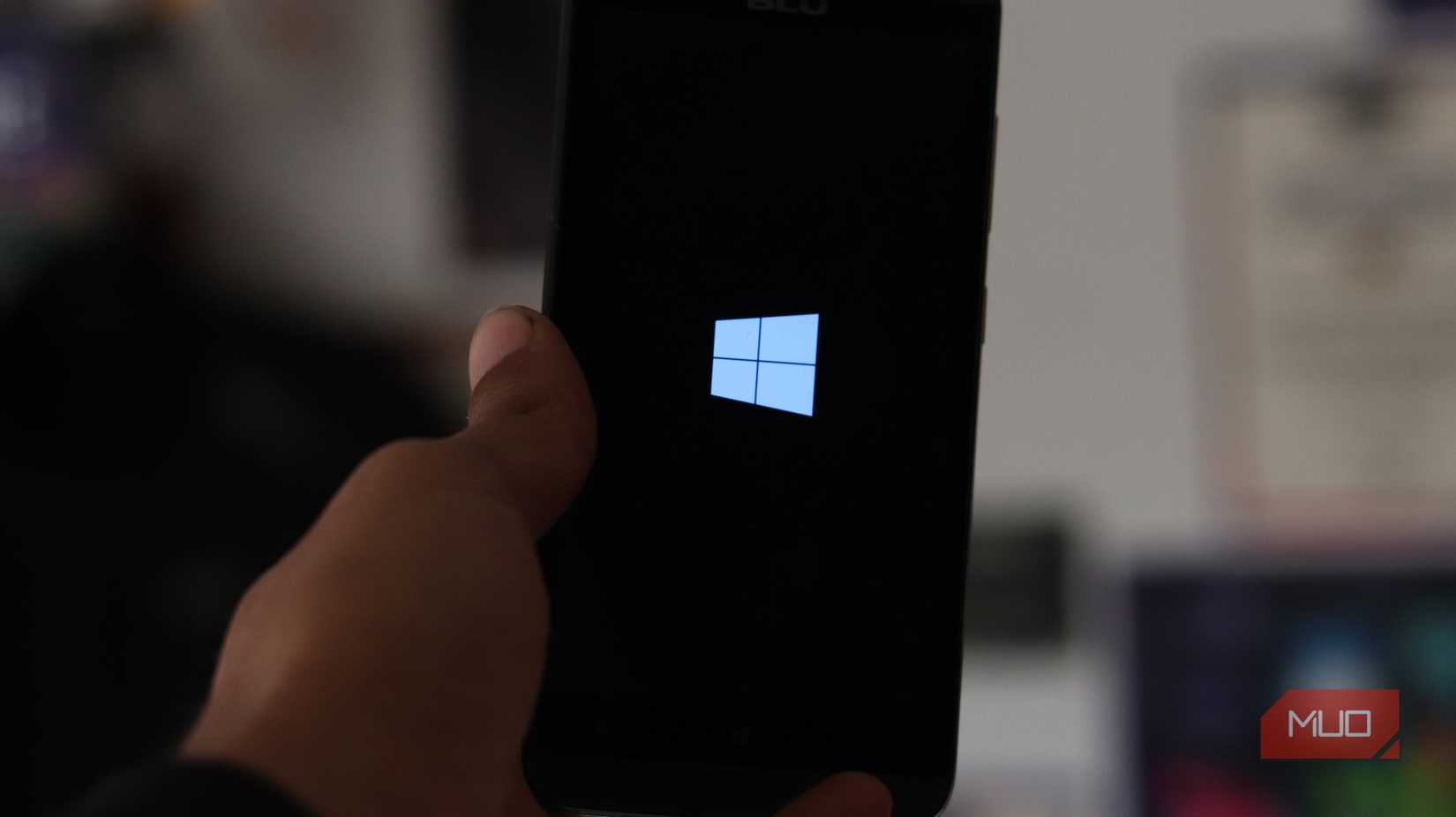 Windows Phone logo on an old phone.