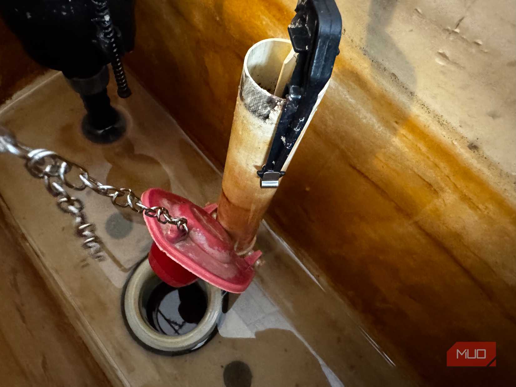 04 Aleta de inodoro abierta que muestra la válvula-1