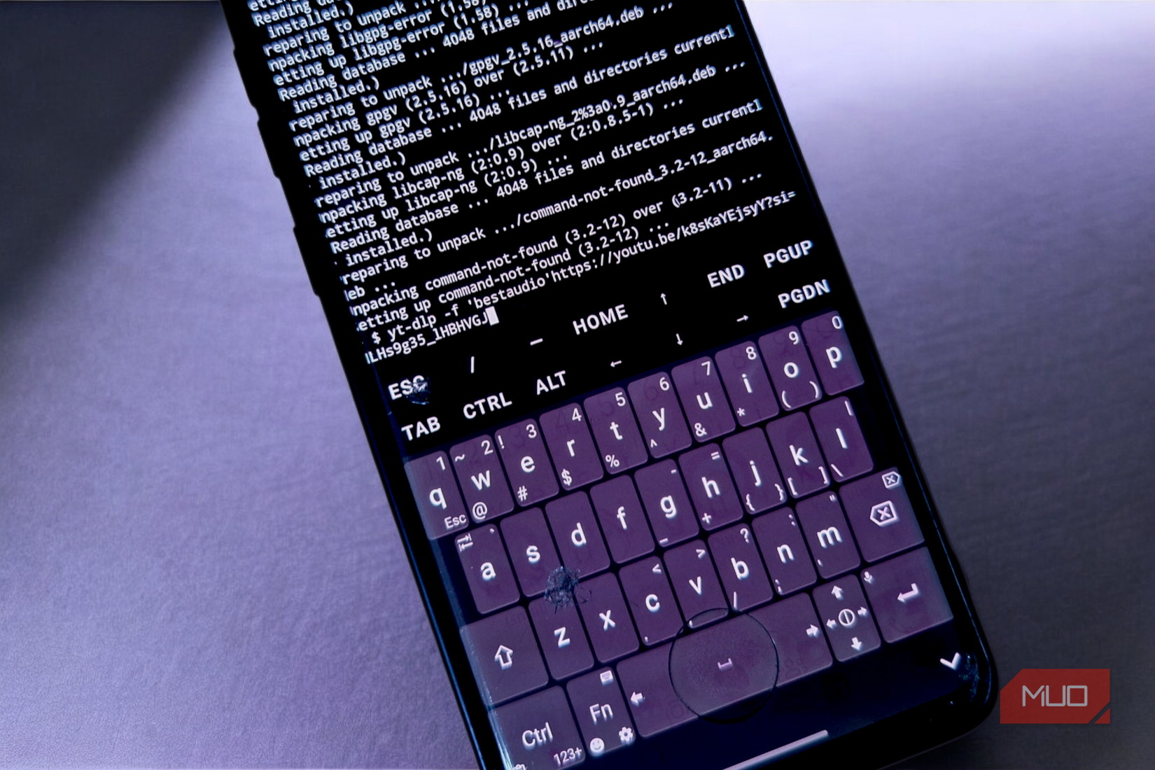 Termux ターミナル セッション内でアクティブな予期しないキーボードが表示されたスマートフォンの画面。