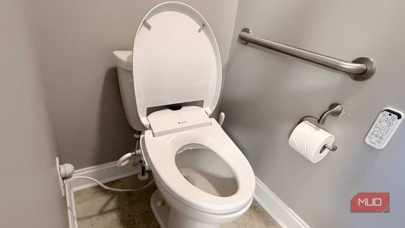 トイレットペーパーと手元操作リモコンを備えたトイレ