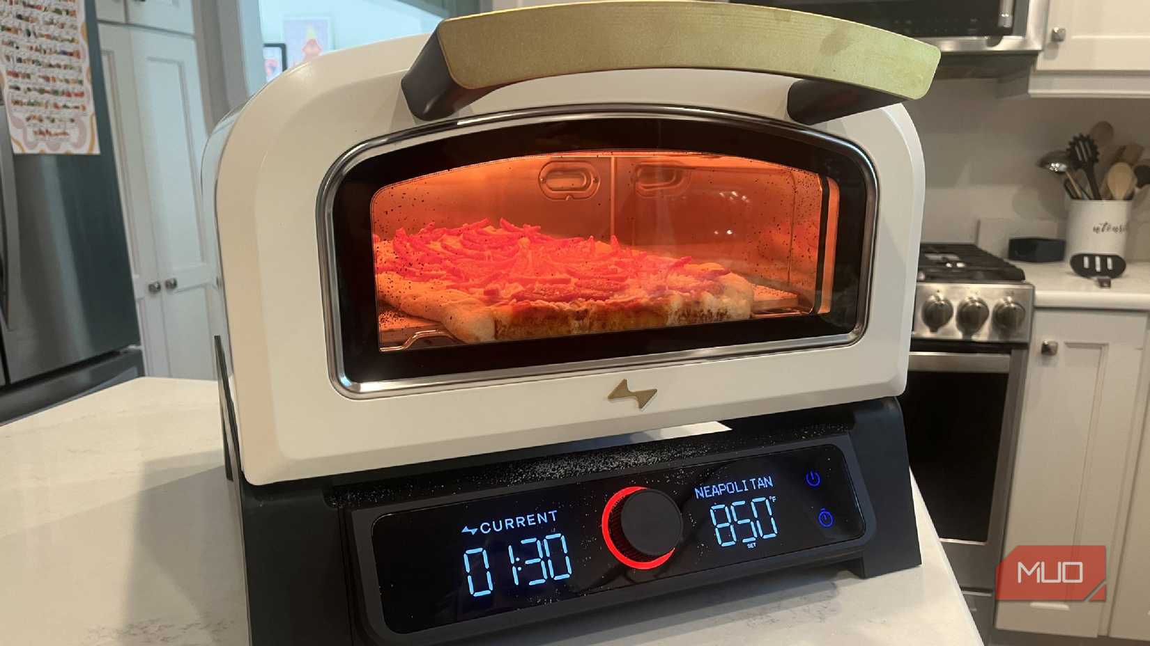 Oven Pizza Cerdas Model P Saat Ini dengan pizza di dalamnya