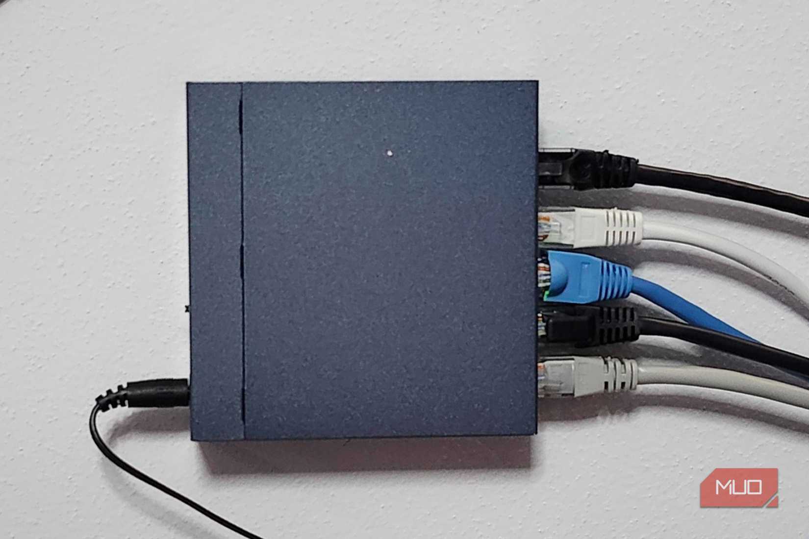 Conmutador Ethernet con 5 puertos conectados al enrutador Eero