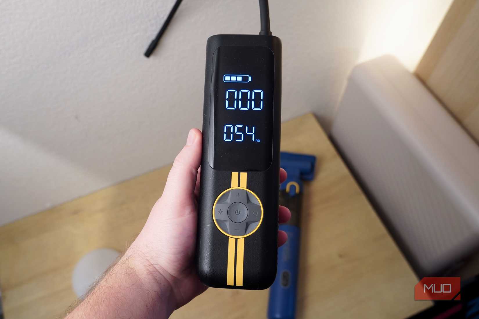 The Fanttik tire inflator showing the battery life and PSI.