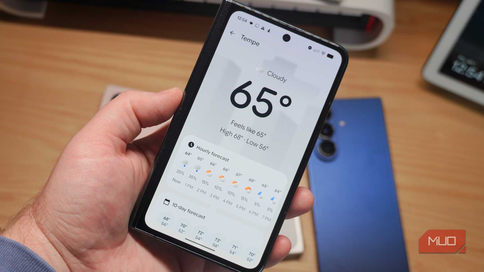 Using the outer screen on the Pixel Fold.
