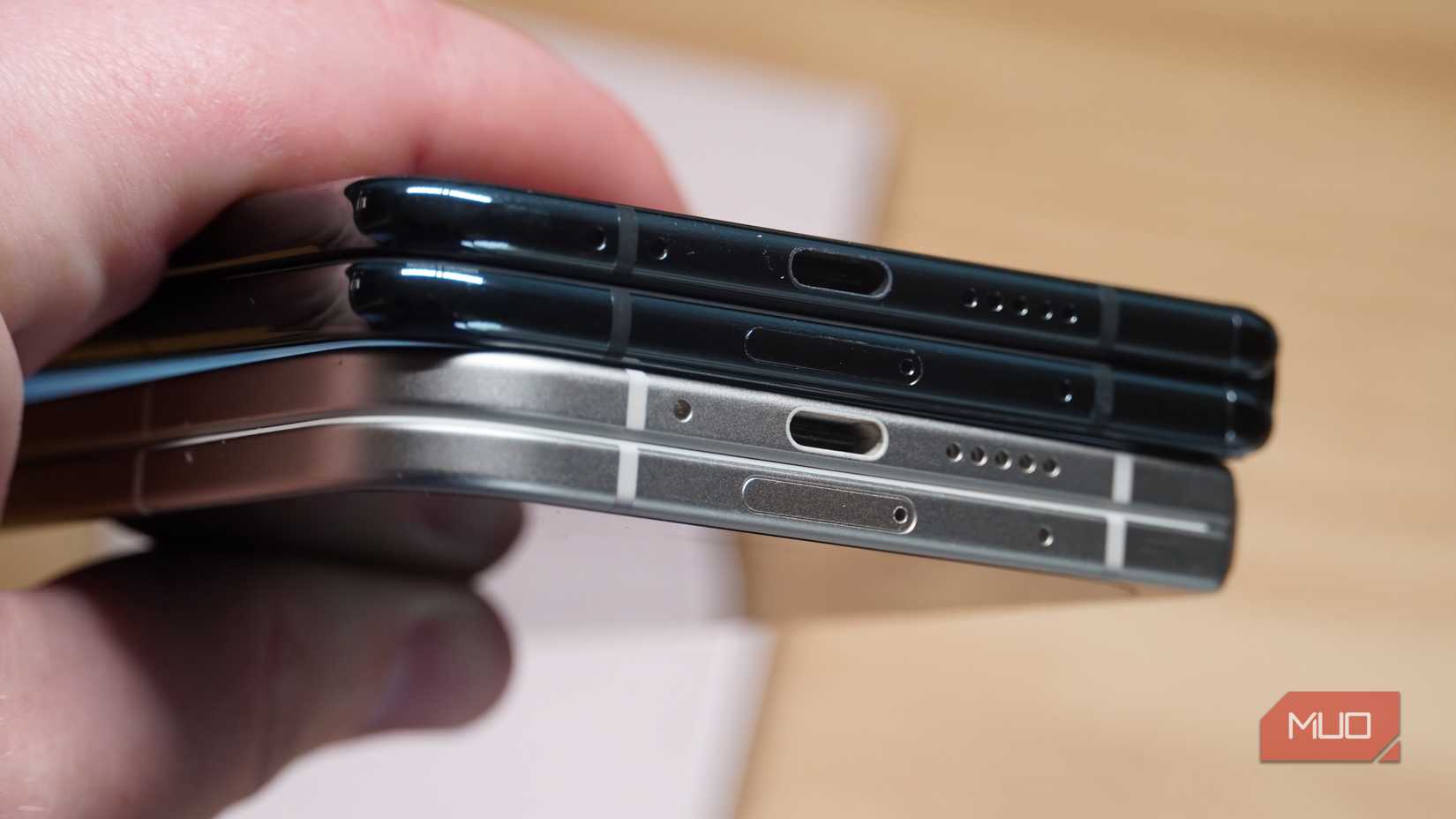 Una comparación de grosor entre Pixel Fold (arriba) y Pixel 9 Pro Fold (abajo).