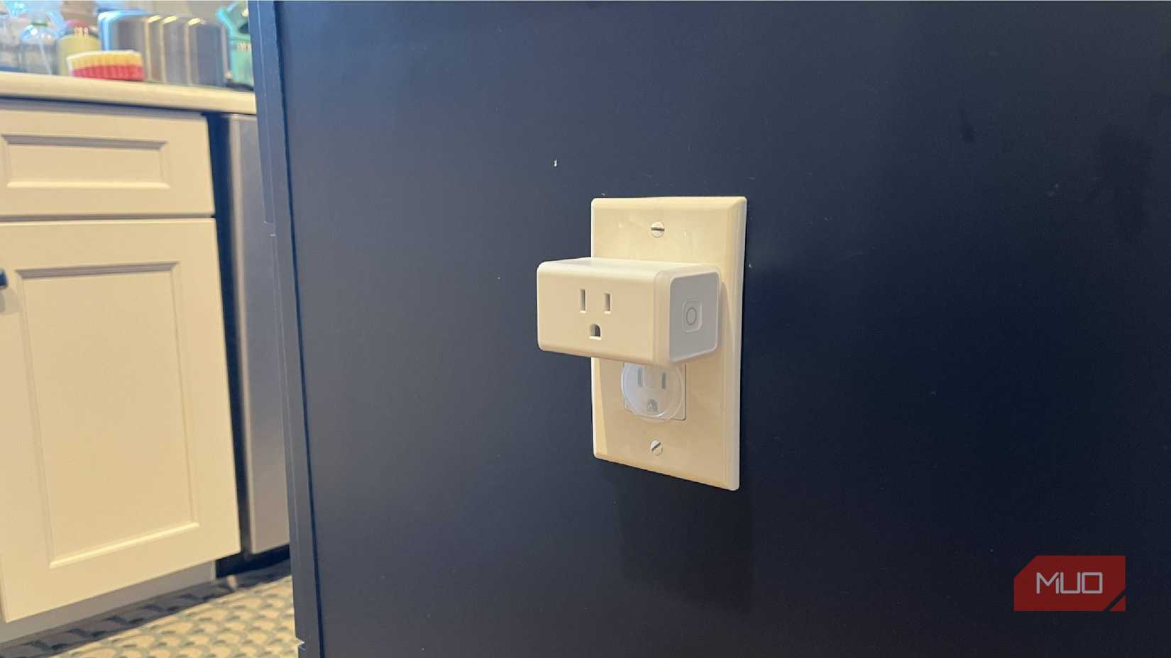 Un enchufe inteligente Kasa insertado en un tomacorriente de isla
