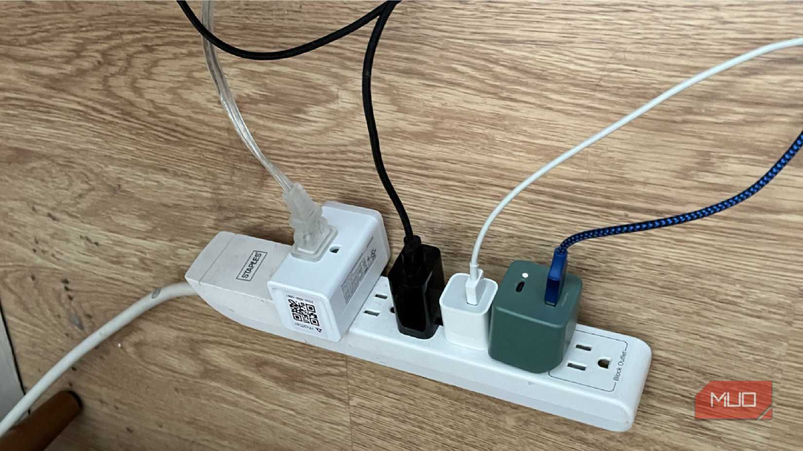 একটি Kasa স্মার্ট প্লাগ একটি পাওয়ার স্ট্রিপে প্লাগ করা হয়েছে৷