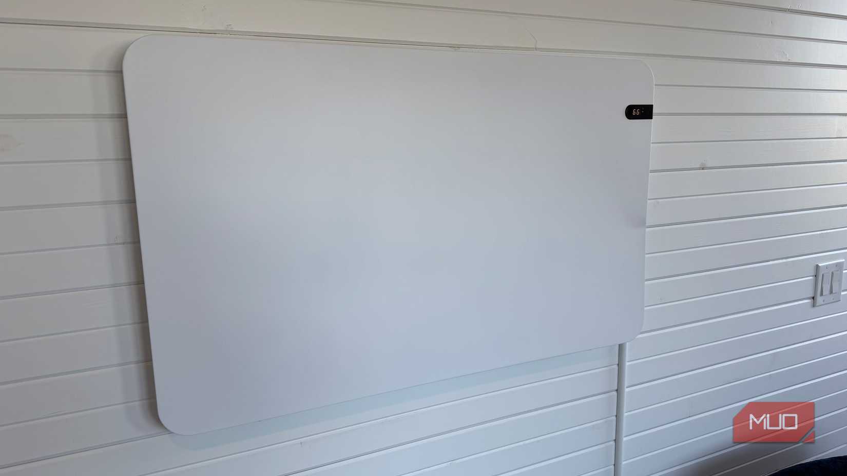 Calentador de infrarrojos konighaus montado en la pared.