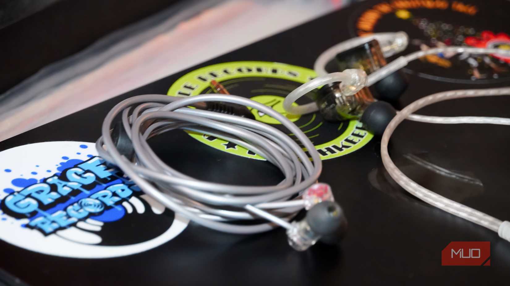 un montón de "Chi-Fi" IEM cableados.