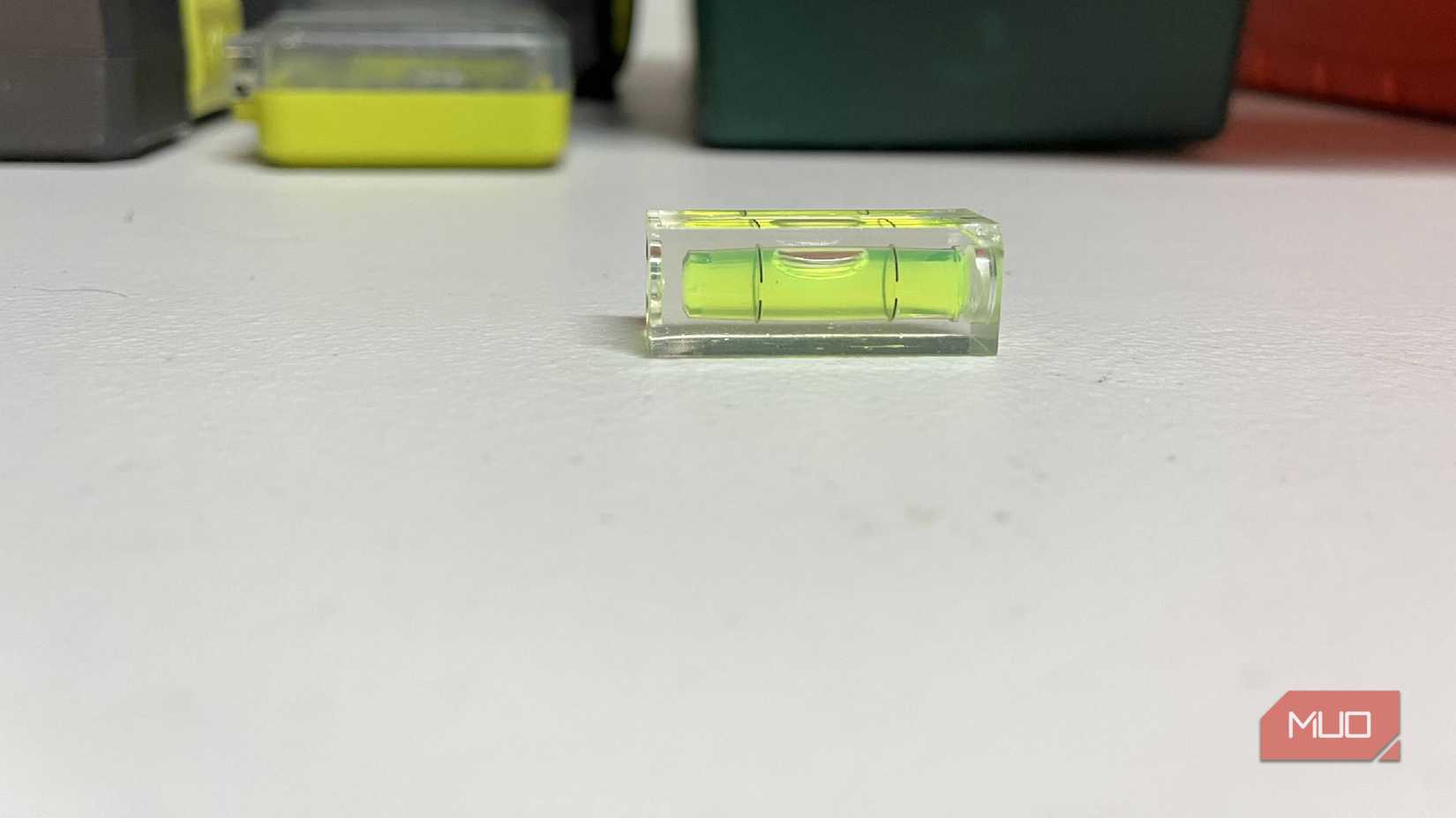 Un nivel en miniatura sobre una mesa.