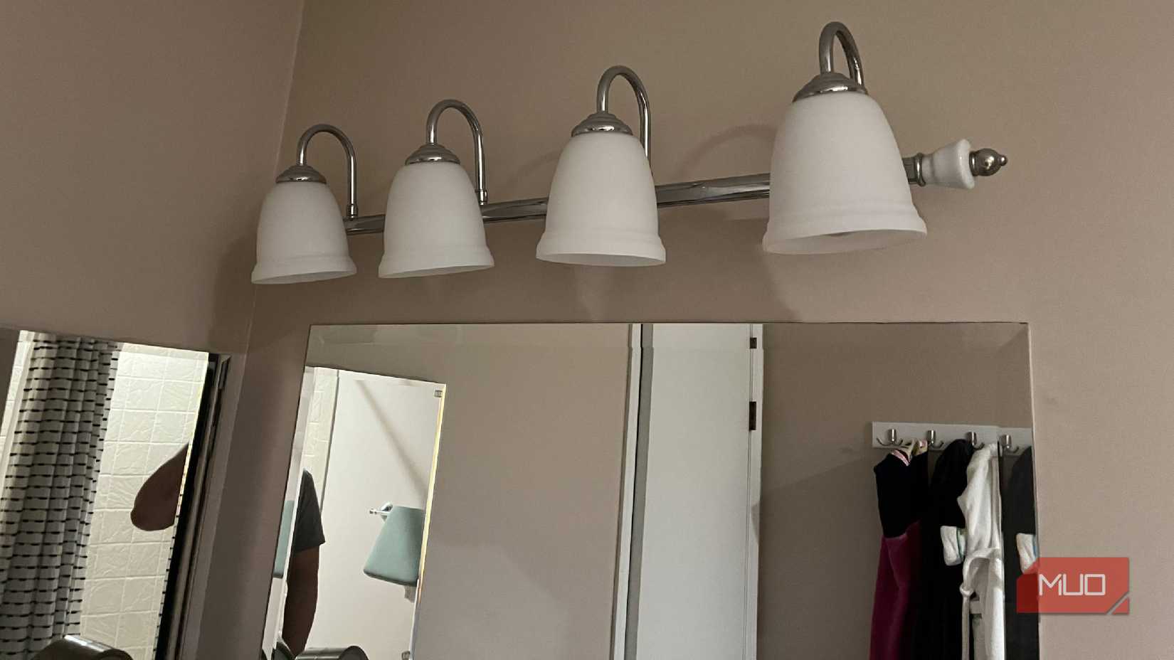 A lighting fixture in a bathroom